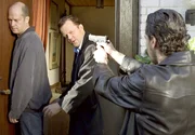 Kommissar Wallander (Krister Henriksson, Mitte) und sein Kollege Stefan Lindman (Ola Rapace, rechst) verhaften den Familienvater Albert Schyberg (Magnus Mark) wegen Mordes.