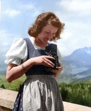 Über zwölf Jahre hinweg fotografiert und filmt Eva Braun das Leben von Hitlers engstem Zirkel auf dem bayerischen Obersalzberg. (Kolorierte Aufnahme). Über zwölf Jahre hinweg fotografiert und filmt Eva Braun das Leben von Hitlers engstem Zirkel auf dem bayerischen Obersalzberg. (Kolorierte Aufnahme).