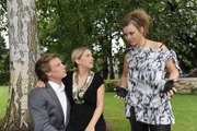 Was ist zwischen Tom (Patrick Kalupa, l.), Anna (Jeanette Biedermann, M.) und Paule (Wanda Worch, r.) nur los? Was ist zwischen Tom (Patrick Kalupa, l.), Anna (Jeanette Biedermann, M.) und Paule (Wanda Worch, r.) nur los?