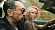 Der Undercover-Ermittler Cuma Ozan (Mehmet Kurtuluş, li.) wird von Laura Brunner (Lea Louisa Wolfram) mitgenommen.