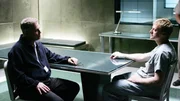 Als zwei Jungen vermisst werden, muss sich der f&uuml;r seine p&auml;dophilen Neigungen bekannte Carl Fisher (Alan Tudyk, re.) den Fragen des CSI-Ermittlers Gil Grissom (William Petersen) stellen.