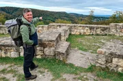 Autor Hendrik Schultes an der Ruine Falkenburg bei Berlebeck. In Sichtweite das Hermannsdenkmal und die Externsteine.