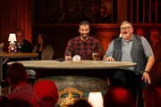 v.li.: Gabriel Mair (Buonomemes) und Walter Kammerhofer w&auml;hrend des Kabaretts "Beim Kammerhofer" (Pilotfolge) mit Walter Kammerhofer in der Hofb&uuml;hne Tegernbach in Bad Schallerbach, &Ouml;sterreich am 14. Oktober 2025.
