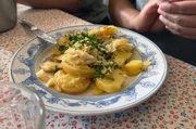 Ein Klassiker unter den unzähligen Kabeljaugerichten, die Portugal zu bieten hat, ist der Bacalhau à Gomes de Sá, ein gesalzener Kabeljau mit Kartoffeln und Eiern. Ein Klassiker unter den unzähligen Kabeljaugerichten, die Portugal zu bieten hat, ist der Bacalhau à Gomes de Sá, ein gesalzener Kabeljau mit Kartoffeln und Eiern.
