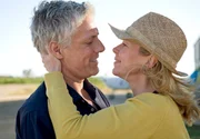 Julia (Marion Kracht) findet Percy (Philipp Brenninkmeyer) sehr anziehend.