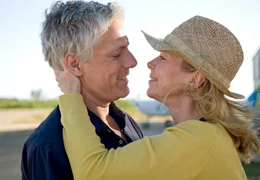 Julia (Marion Kracht) findet Percy (Philipp Brenninkmeyer) sehr anziehend.