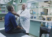 Dr. Shaw (Will Sasso, r.) verschreibt Steve McGarrett (Alex O'Loughlin, l.) Ruhe. Doch wird er sich daran halten? Dr. Shaw (Will Sasso, r.) verschreibt Steve McGarrett (Alex O'Loughlin, l.) Ruhe. Doch wird er sich daran halten?