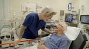Doc Caro (l.), Patientin Frau Zajic