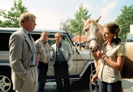 MDR Fernsehen ALINA TEIL 3, "Das Turnier", am Freitag (20.07.12) um 14:30 Uhr. Jennifers Vater (Neithardt Riedel, li) ist damit einverstanden, dass Alina das Pferd seiner Tochter trainiert. Interessiert h&ouml;ren Hofbesitzer Terjung (Wilfried Dziallas, 2.v.l.) und Osthold (Michael Lesch) zu.
