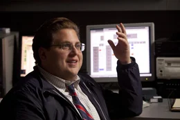Weil er mit dem Etat der gro&szlig;en Vereine nicht mithalten, sucht Oakland Athletics-Manager Billy Beane einen unkonventionellen Ausweg: Er engagiert den jungen Nerd Peter Brand (Jonah Hill), der Wirtschaft studiert hat und mittels Statistiken analysiert, welcher Spieler mehr Potenzial besitzen, als er derzeit auf dem Markt des Profisports wert ist ...