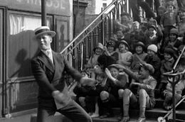 Im Film versetzen die Melodien von Maurice Chevalier den Zuschauer in die Atmosph&auml;re der Belle Epoque und der gro&szlig;en Music-Hall-Revuen der Goldenen Zwanziger.
