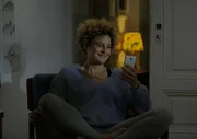 Jenny (Karen Dahmen) telefoniert mit Aarons Mutter Nadine und ist ganz zufrieden nach einem guten Gespr&auml;ch mit Aaron.