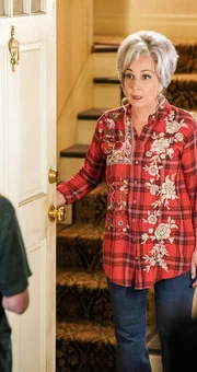 Annie Potts (Constance 'Meemaw' Tucker).