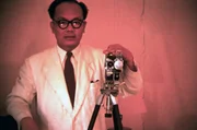 Henry Stephen, geboren als Chan Tik-Fong, mit seiner Kamera. Der Wunsch, vor dem Hintergrund politischer Umbr&uuml;che in China und kolonialer Einflussnahme in Hongkong die eigene Geschichte neu zu schreiben, steht im Zentrum des Films.