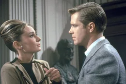 Audrey Hepburn (Holly Golightly), George Peppard (Paul Varjak).