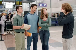 "Eurotrip", Highschool-Boy Scotty bekommt erst von seiner Freundin den Laufpass, dann verscherzt er es sich mit seiner Internetbekanntschaft Mieke. Dabei entpuppt sich sein vermeintlich deutscher E-Mail-Freund als &uuml;beraus attraktives, bildh&uuml;bsches M&auml;dchen. Kurzerhand beschlie&szlig;t Scotty gemeinsam mit Kumpel Cooper Europa unsicher zu machen. &Uuml;ber Paris, Rom und Prag f&uuml;hrt die Odyssee der jungen Amerikaner schlie&szlig;lich zu Mieke nach Berlin, wo sie das peinliche Missverst&auml;ndnis aufkl&auml;ren wollen.Im Bild (v.li.): Travis Wester (Jamie), Scott Mechlowicz (Scott 'Scotty' Thomas), Michelle Trachtenberg (Jenny), Jacob Pitts (Cooper Harris).  SENDUNG: ORF eins - SA - 12.12.2020 - 02:35 UHR. - Veroeffentlichung fuer Pressezwecke honorarfrei ausschliesslich im Zusammenhang mit oben genannter Sendung oder Veranstaltung des ORF bei Urhebernennung.