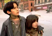 L-R: Graham (Jeremy Foley), Lauren (Jamie Ren&eacute;e Smith)