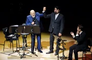 Klarinettist Giora Feidman (li.) und sein Manager und Komponist Majid Montazer (re.) feiern in der Elbphilharmonie ihre israelisch-iranische Freundschaft &ndash; ein musikalisches Zeichen f&uuml;r Dialog und Verst&auml;ndigung in Zeiten von Polarisierung und Krieg.