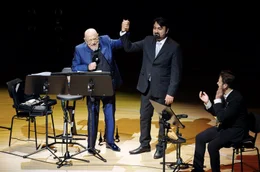 Klarinettist Giora Feidman (li.) und sein Manager und Komponist Majid Montazer (re.) feiern in der Elbphilharmonie ihre israelisch-iranische Freundschaft &ndash; ein musikalisches Zeichen f&uuml;r Dialog und Verst&auml;ndigung in Zeiten von Polarisierung und Krieg.