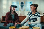 Ilama (Janne Pauline B&ouml;hm, li.) wollte eigentlich nur zwei Wochen lang die Blumen ihrer Freundin Franzi (Melisa Melek &Ouml;zel, re.) gie&szlig;en ...