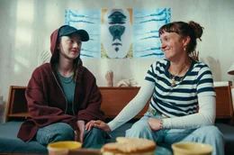Ilama (Janne Pauline B&ouml;hm, li.) wollte eigentlich nur zwei Wochen lang die Blumen ihrer Freundin Franzi (Melisa Melek &Ouml;zel, re.) gie&szlig;en ...