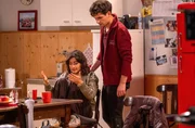 Olivia (Soraya Bouabsa, l.) spricht verletzt und zornig mit Elias (Orlando Lenzen, r.).