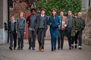 Conors (Ferdia Walsh-Peelo, 4.v.l.) Plan ging auf: &Uuml;ber die Musikvideos der neu gegr&uuml;ndeten Band Sing Street freundet er sich mit Raphina (Lucy Boynton, 4.v.r.) an.