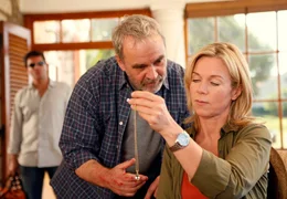 Otto (Walter Kreye, Mitte) zeigt Julia (Marion Kracht) einen wertvollen Diamanten, der Hannes (Francis Fulton-Smith) Mutter geh&ouml;rte.