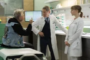 Dr. Rolf Kaminski (Udo Schenk, mi.) gibt Lisa Schroth (Louise Sophie Arnold, re.) eine Mitschuld am Klinikbrand. Diese Stimmung verbirgt Kaminski auch nicht vor seinem n&auml;chsten Patienten Peter "Bumble" Hummel (Martin Semmelrogge, li.).