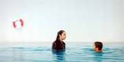 Hanan stellte sich ihren &Auml;ngsten und lernte Schwimmen. Nun gibt sie ihrem kleinen Bruder Sidar Schwimmunterricht.