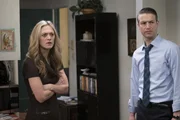 Ist außer sich vor Wut, als sie erfährt, dass ihr Verlobter Sex mit seiner Bewährungshelferin hatte: Bella Carisi (Marin Ireland, l.). Ihr Bruder Dominick (Peter Scanavino, r.) steht jedoch auf der Seite ihres Verlobten ... Ist außer sich vor Wut, als sie erfährt, dass ihr Verlobter Sex mit seiner Bewährungshelferin hatte: Bella Carisi (Marin Ireland, l.). Ihr Bruder Dominick (Peter Scanavino, r.) steht jedoch auf der Seite ihres Verlobten ...