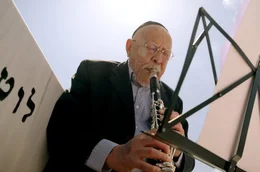 Giora Feidman spielt am Grab seiner Frau Ora in Tel Aviv seine Klarinette &ndash; das Instrument, das das Paar &uuml;ber mehr als 50 Jahre verbunden hat. Seit ihrem Tod ist die Musik f&uuml;r ihn st&auml;rker als je zuvor mit Erinnerung und Verantwortung verbunden.
