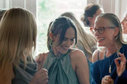 Lena (Iring&oacute; R&eacute;ti, Mi.) und Gudrun (Viola Neumann, 2.v.r.) tanzen ausgelassen in der Menge. Im Laufe des Abends erkennt Lena jedoch, dass sie nie wirklich Teil dieses Freundeskreises war.