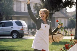 W&auml;hrend Lesters Frau Carolyn (Annette Bening) nach au&szlig;en hin den Eindruck erweckt, ihr Leben voll im Griff zu haben, f&uuml;hlt sie sich innerlich leer und verzweifelt.