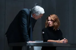 Deputy Director Evans (Ben Miles) glaubt, endlich Kontrolle &uuml;ber Agentin Avery Graves (Kate Beckinsale) gewonnen zu haben.