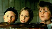 Die Mitglieder der "Roten Rose":  Jonte (Johan Stattin, l.) , Benke (Bobo Steneby, M.) und  Sixten (Victor Sandberg) lauern Kalle und seinen Freunden auf.