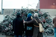 Als öffentliches Zeichen ihrer Unterdrückung müssen Juden in Amsterdam ihre Fahrräder abgeben. Als öffentliches Zeichen ihrer Unterdrückung müssen Juden in Amsterdam ihre Fahrräder abgeben.