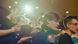 Wenn die unterschiedlichsten Stimmlagen in aller Verschiedenheit zueinanderfinden, entsteht eine enorme musikalische Kraft.