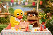 Schnatterinchen und Moppi bereiten eine &Uuml;berraschung f&uuml;r Pittiplatsch vor.