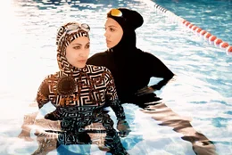 v.li.: Kamila (Sabrina Amali), Yasemin (Nilam Farooq).