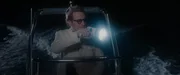 De Roller (Beno&icirc;t Magimel) auf dem Boot mit Taschenlampe.