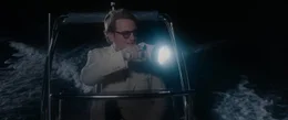 De Roller (Beno&icirc;t Magimel) auf dem Boot mit Taschenlampe.