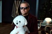 Alexander Haller (Philipp Hochmair) ermittelt weiter im Arbeitsumfeld des Opfers. Mit dabei: &bdquo;Kr&uuml;mel&ldquo;, der Hund der Witwe.