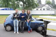 David, Tommy Scheel und Leopold nach dem Autocrash f&uuml;r den "Kracher der Woche". Getestet wurde die Lautst&auml;rke beim Aufprall auf eine Betonmauer.