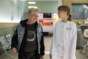 Lisa Schroth (Louise Sophie Arnold) nimmt in der Notaufnahme der Sachsenklinik Peter "Bumble" Hummel (Martin Semmelrogge) auf.