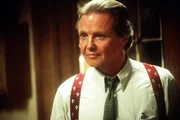 Eine Liste mit den Codenamen verdeckt arbeitender Top-Agenten soll verkauft werden. Um den Verr&auml;ter zu &uuml;berf&uuml;hren, werden Jim Phelps (Jon Voight) und sein Team mit einem geheimen Einsatz in der Prager Botschaft beauftragt ...