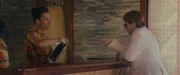 De Roller (Beno&icirc;t Magimel) an der Hotelrezeption mit Shannah (Pahoa Mahagafanau).