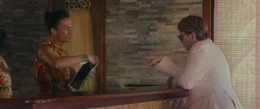 De Roller (Beno&icirc;t Magimel) an der Hotelrezeption mit Shannah (Pahoa Mahagafanau).