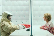 Dr. Wallace Damon (Laurence Fishburne) und Mirabelle (Lin Shaye)