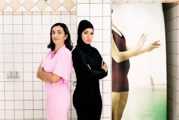 l-r: Kamila (Sabrina Amali), Yasemin (Nilam Farooq)